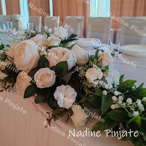 Dekoracija stolova za svadbe - nadine pinjate